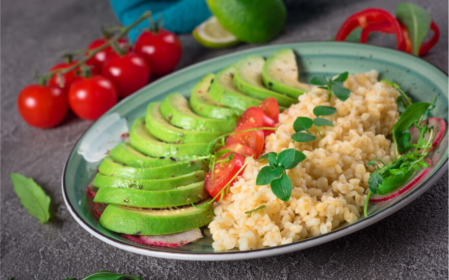 Салат с авокадо и булгуром